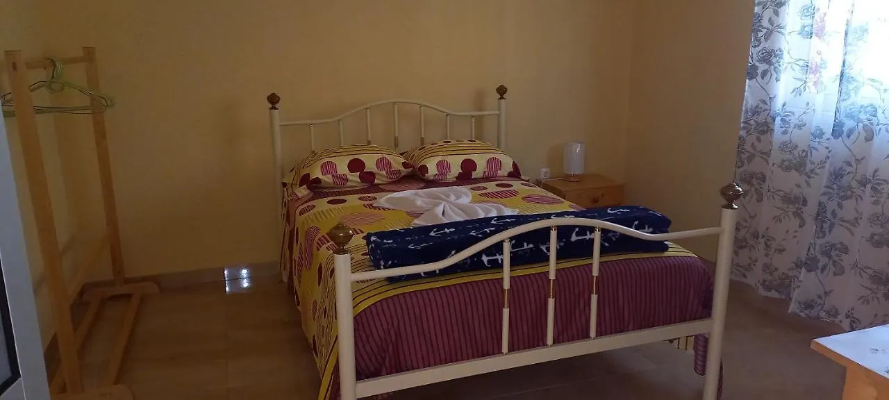 Couette-café Bed and Breakfast Casa Adriano & Filomena Montrond à Portela Cap-Vert
