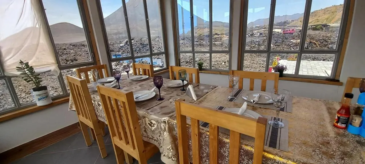 Casa Adriano & Filomena Montrond Bed & Breakfast Portela